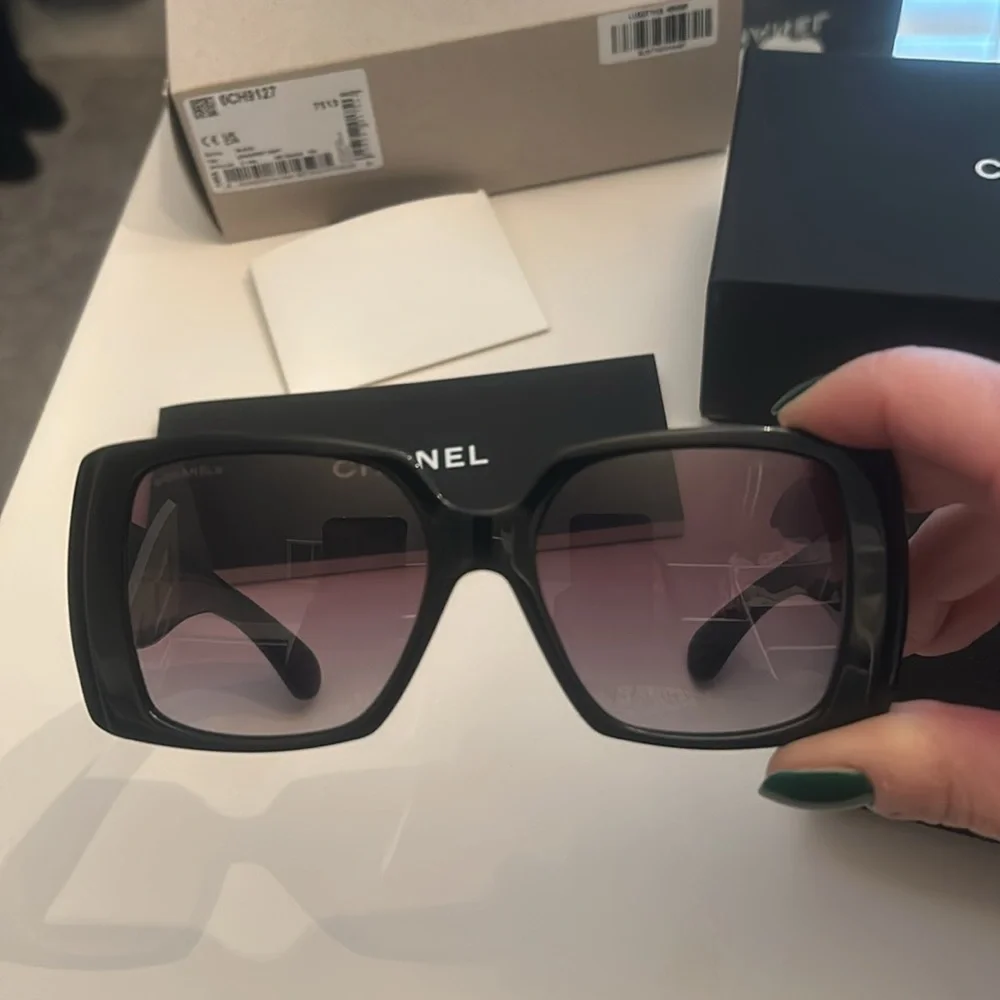 COPY - CHANEL Black Oversized Sunglasses with Tinted Lenses and Distinctive Tem… - Picture 5 of 10